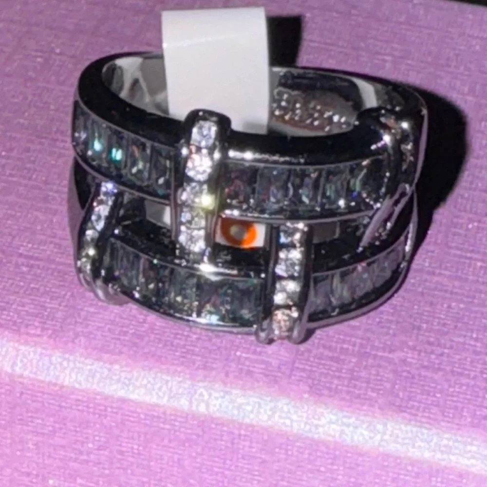 Modern Gray Ring with Sleek Wearable Design